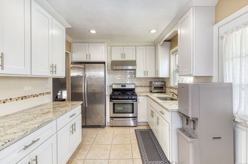 23 Corona Dr, Bethpage NY  11714-4547 exterior