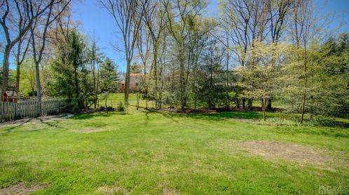 18 Sandalwood Dr, East Brunswick NJ  08816-4047 exterior