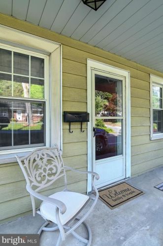 27 Station Ave, Coopersburg, PA 18036-2123
