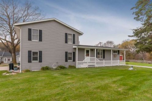 1511 Cou Falls Rd, Swisher, IA 52338-9554