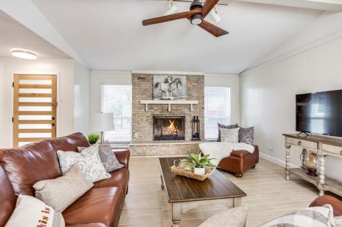 2131 Blossom Ln, Richardson TX  75081-4703 exterior