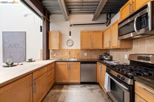 2858 Helen St, Oakland CA  94608-4028 exterior