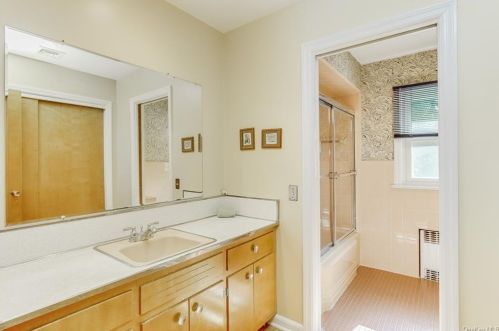 122 Spook Rock Rd, Airmont NY  10901-3008 exterior