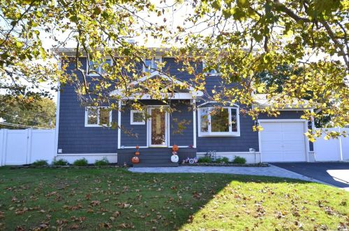 1632 Church St, Holbrook, NY 11741-5818