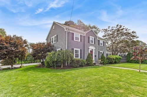 42 Pelham Pkwy, North Providence RI  02911-2915 exterior