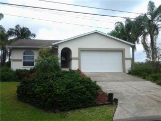 819 Seabreeze Dr, Ruskin, FL 33570-2804
