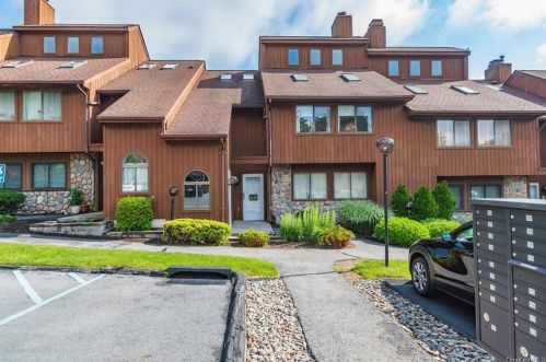 135 Swan Ct, Poughkeepsie NY  12603-6971 exterior