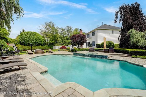 5 Drakes Hill Ct, Morganville, NJ 07751-2059