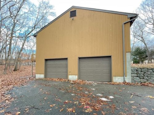 8 Falcon Crest Dr, Providence RI  02919-3100 exterior