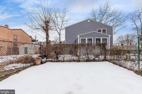 306 Market St, Gloucester, NJ 08030-1910