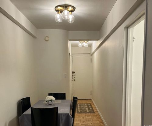 249 48th St, New York, NY 10017-1526