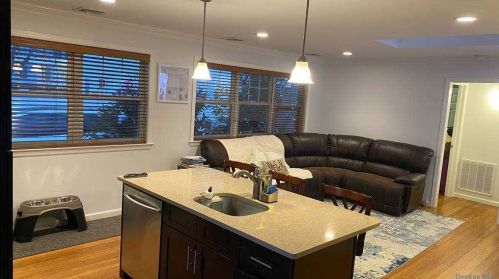 981 Spur Dr, Bayshore, NY 11706-3354