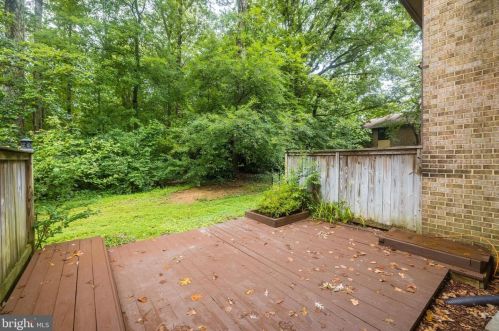 2053 Headlands Cir, Herndon VA  20191-3642 exterior