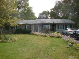 42 Grove Dr, Manor Park, NY 11950-1614