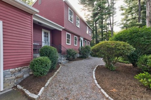 18 Livery Pool Rd, New Hartford, CT 06057-2218