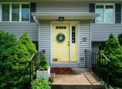 8 Placid St, Bridgeport, CT 06611-2417