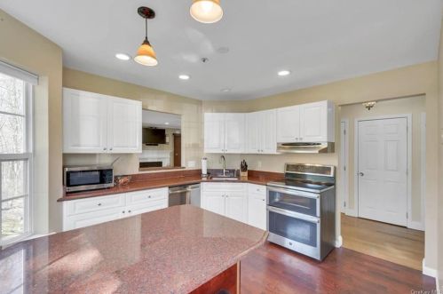 229 Sandpiper Ct, Yorktown Hgts NY  10598-1968 exterior