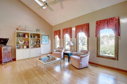 74 Buckingham Dr, Glastonbury CT  06033-2733 exterior