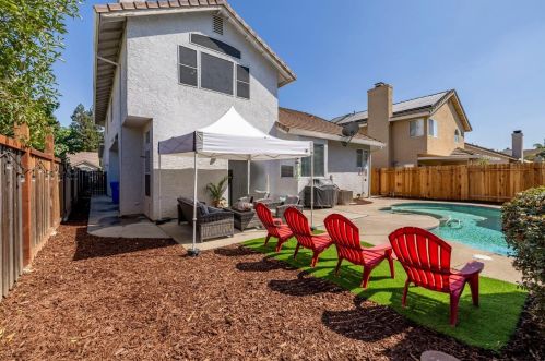 8686 White Peacock Way, Elk Grove CA  95624-3701 exterior