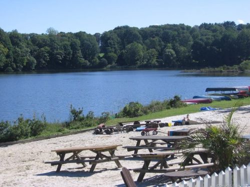 283 Mamanasco Rd, Ridgefield CT  06877-2425 exterior