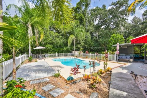 820 Crenshaw Lake Rd, Lutz FL  33548-8129 exterior
