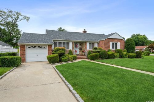 1070 Maple Ln, New Hyde Park, NY 11040-2306