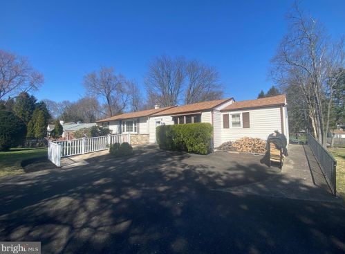 135 Laurel Rd, Southampton, PA 18966-3039