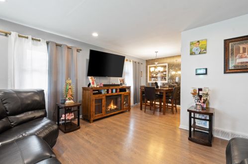 8113 Daphne St, Milwaukee, WI 53223-5558