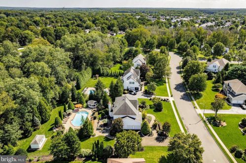 16 Outlook Ln, East Freehold, NJ 07728-5331
