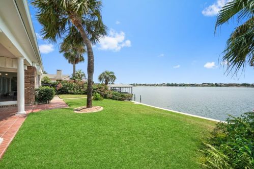 2926 Dominique Dr, Galveston TX 77551-1572 exterior