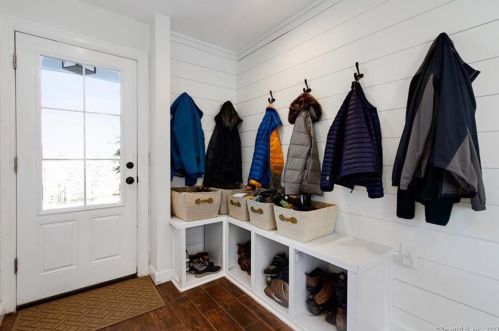 75 Chestnut Hill Rd, Ridgefield CT  06877-1202 exterior