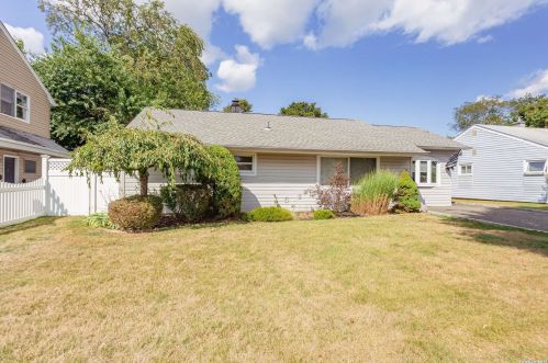 9 Hoover Ln, Bethpage, NY 11714-4804