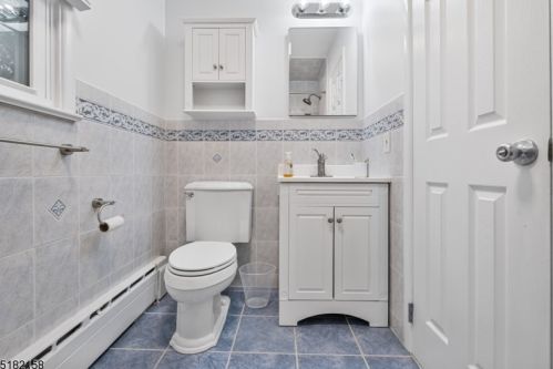 338 10th Ave, Manville NJ  08835-1105 exterior