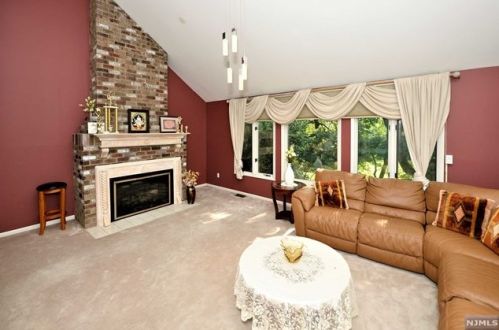 2 Pamrapo Ct, Ridgewood, NJ 07452-2847