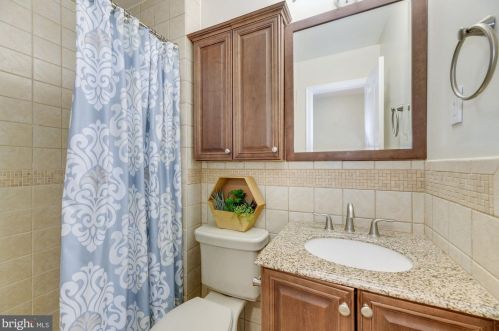 6820 Spur Rd, Springfield VA 22152-2638 exterior