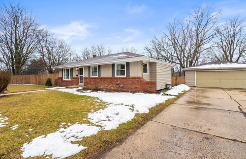 1711 Easy St, Waukesha, WI 53188-2201