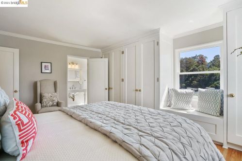 5647 Cabot Dr, Oakland CA  94611-2247 exterior