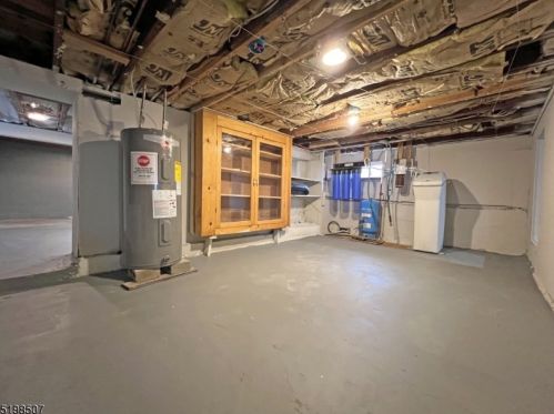 306 Brown Trl, Hopatcong NJ  07843-1107 exterior