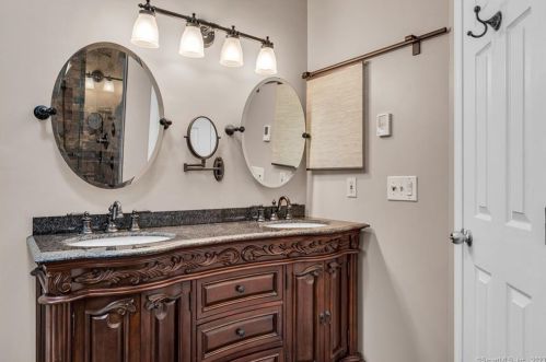 19 Fairlawn Dr, Wallingford CT 06492-2588 exterior