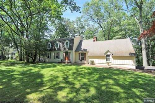 892 Roberts Ct, Franklin Lakes, NJ 07417-1319