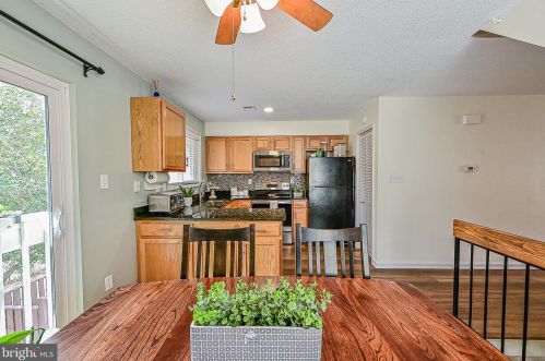 2414 Southgate Sq, Herndon VA  20191-1239 exterior