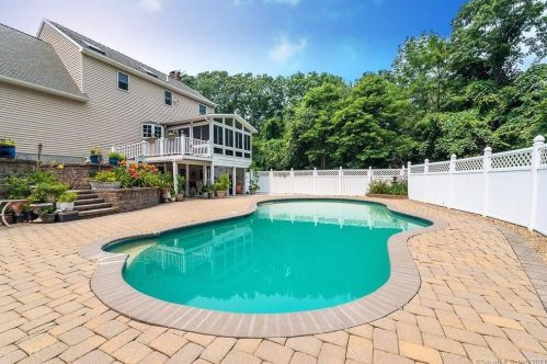 20 Poppy Ln, East Lyme, CT 06333-1646