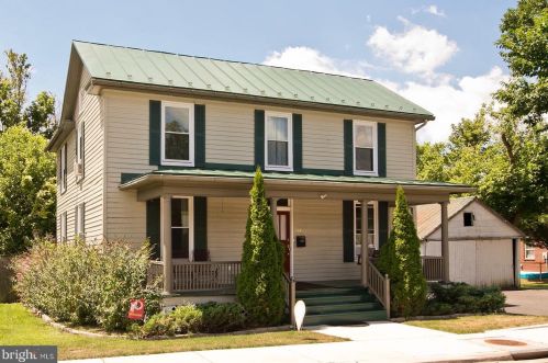 214 Queen St, Strasburg, VA 22657-2241
