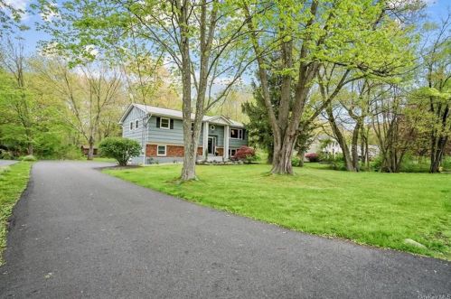 32 Mayer Dr, Airmont, NY 10901-3823