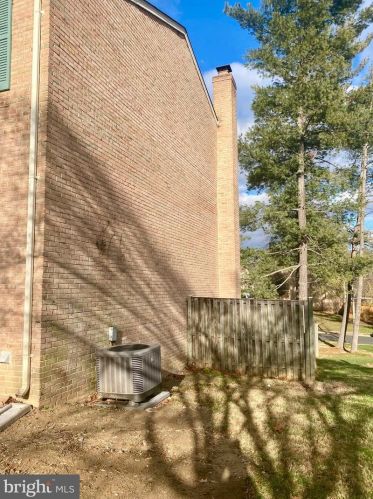 6643 Green Ash Dr, Springfield VA  22152-2506 exterior