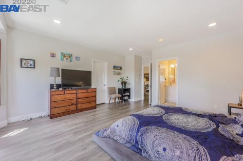 24494 Leona Dr, Hayward CA  94542-1010 exterior