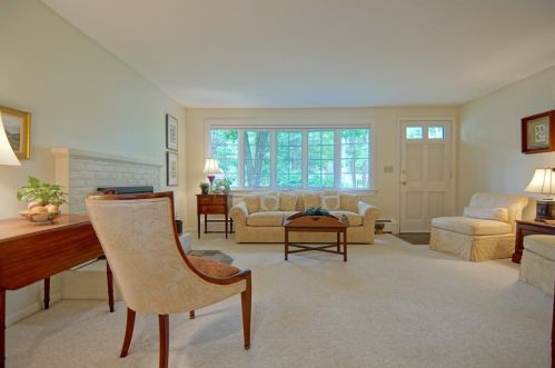 19 Woodknoll Dr, North Hampton, NH 03862-2142