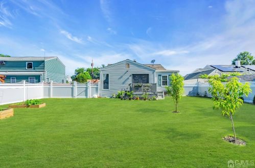 5 Bush Pkwy, East Brunswick NJ  08816-2208 exterior