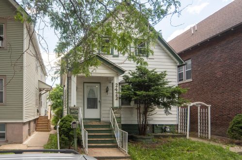 2422 Bremen St, Milwaukee, WI 53212-3036