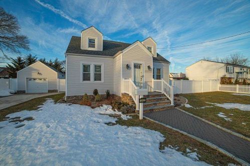242 46th St, North Lindenhurst, NY 11757-2011